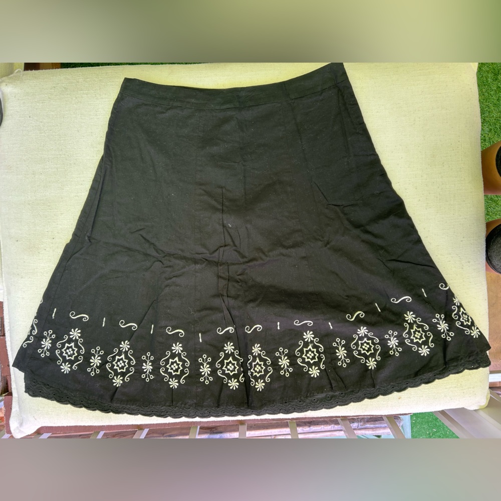Dynamite | Vintage black with white embroidered flowers skirt | size 7 - Picture 2 of 9